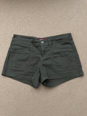 UNIONBAY DELANEY 3.5" STRETCH SHORTS IN OLIVE/ARMY GREEN